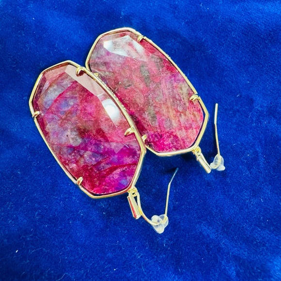 Beautiful Kendra Scott Raspberry Labradorite Faceted Danielle Earrings In Gold - Picture 3 of 6